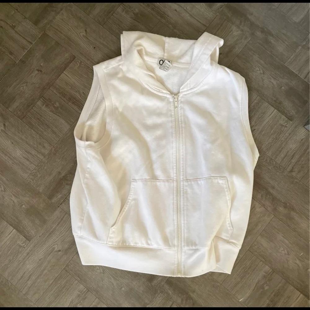 Sleeveless zip up sweatervest